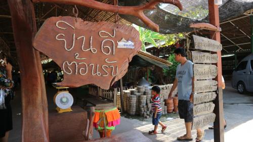 ตลาดโก้งโค้ง